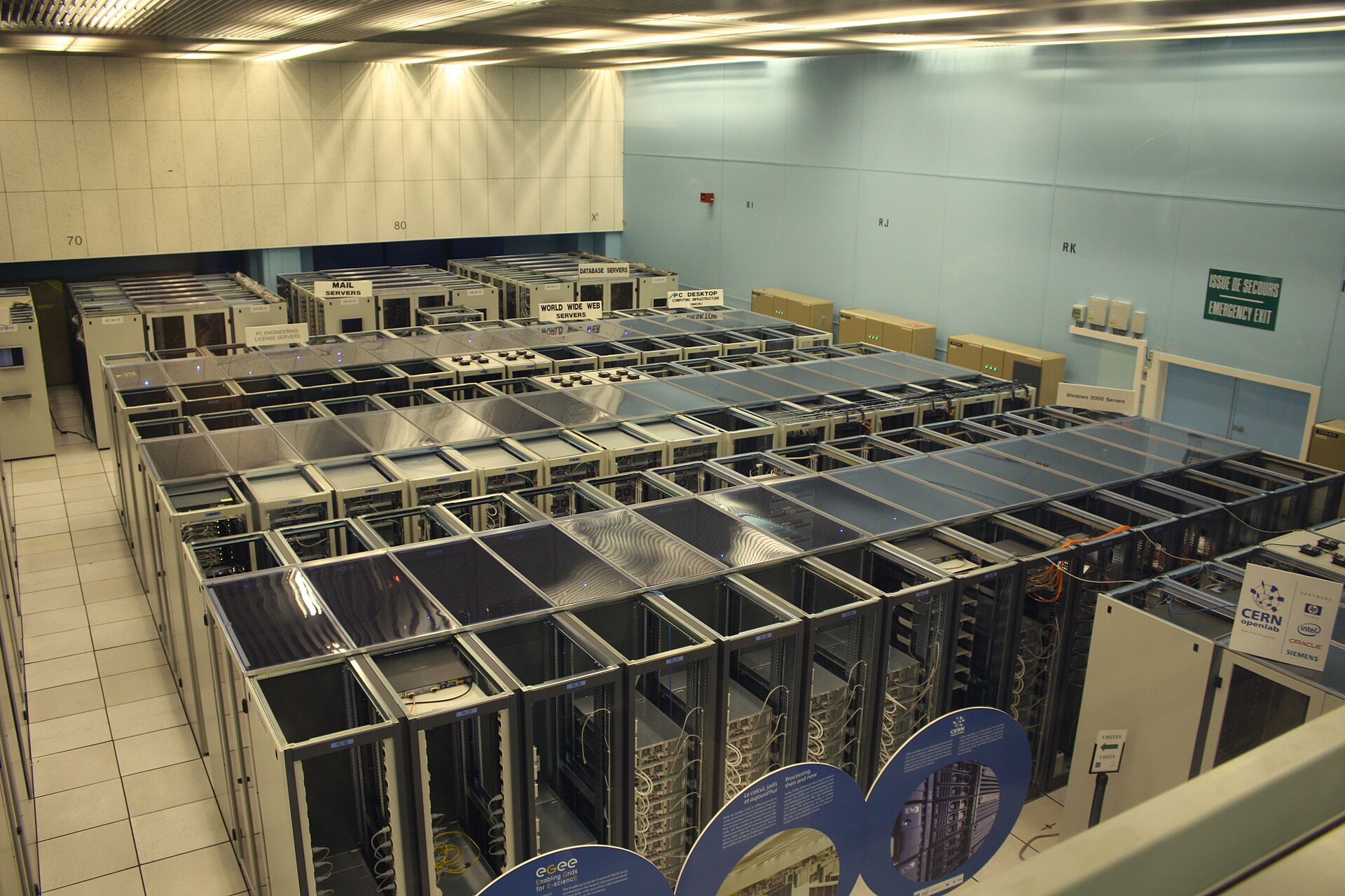 Rows of servers in a data centre hall